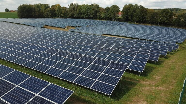 Énergie solaire centrale photovoltaïque au sol.