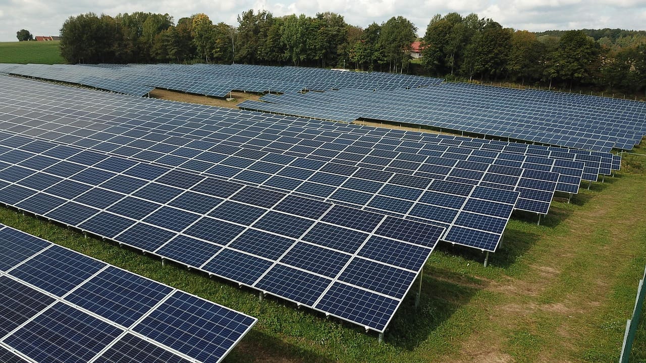 Énergie solaire centrale photovoltaïque au sol.